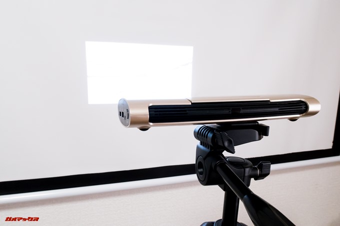 JMGO M6 Portable DLP Projectorは単体駆動できるので、電源のない場所でも利用できます