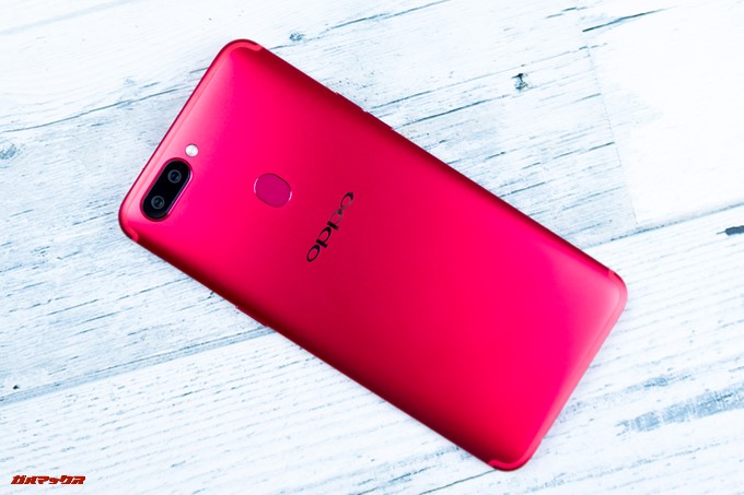 OPPO R11sの背面はメタル素材で薄くスタイリッシュです