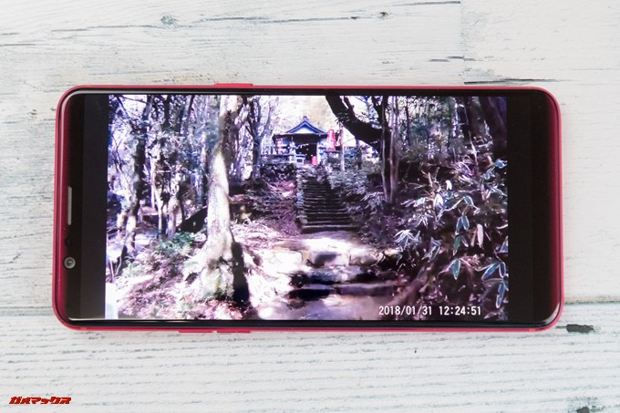 OPPO R11sでYouTube動画を視聴すると、左右に黒帯が出てきて16:9で視聴出来ます。