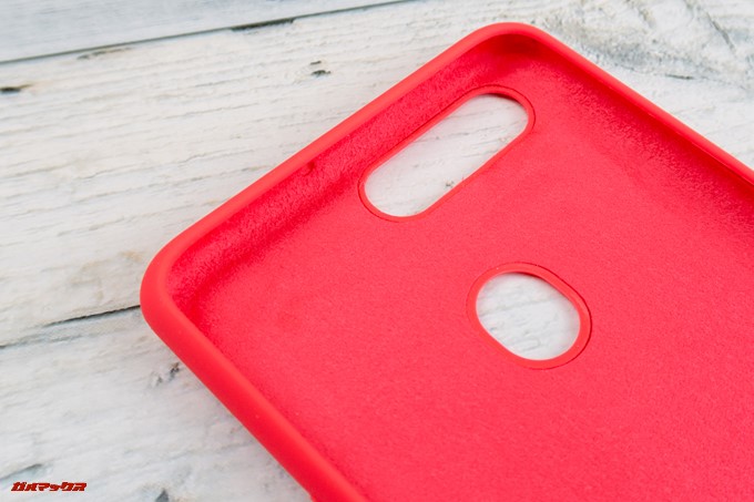 OPPO R11sの専用ケースは傷防止の毛が生えてます