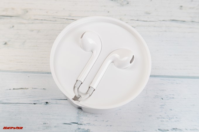 OPPO R11sにはイヤホンも付属しています。iPhoneに付属しているイヤホンに激似です。