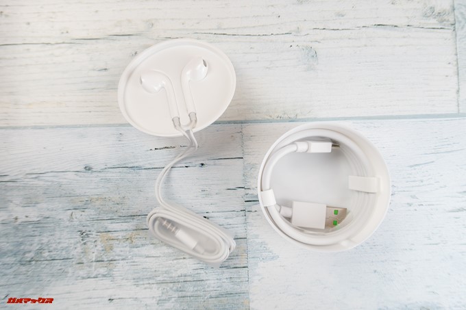 イヤホンが入っているケースの中には充電ケーブルも入っています。