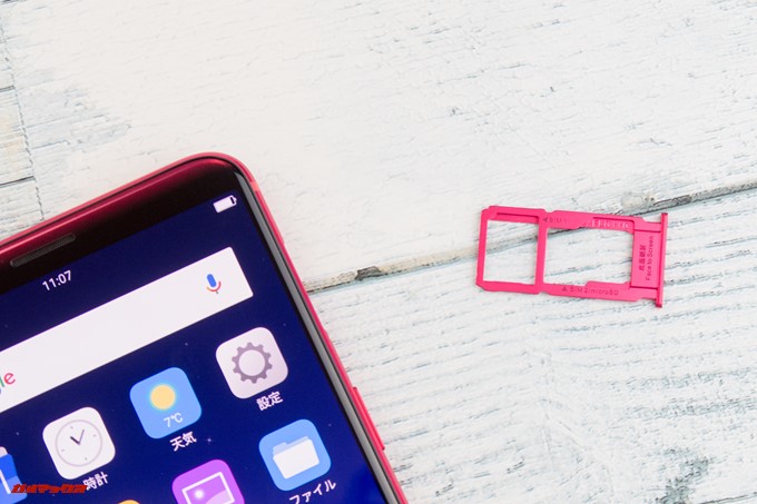OPPO R11sのSIMスロットは2枚のSIMを挿入できますが、スロット2はMicroSDと共用タイプです