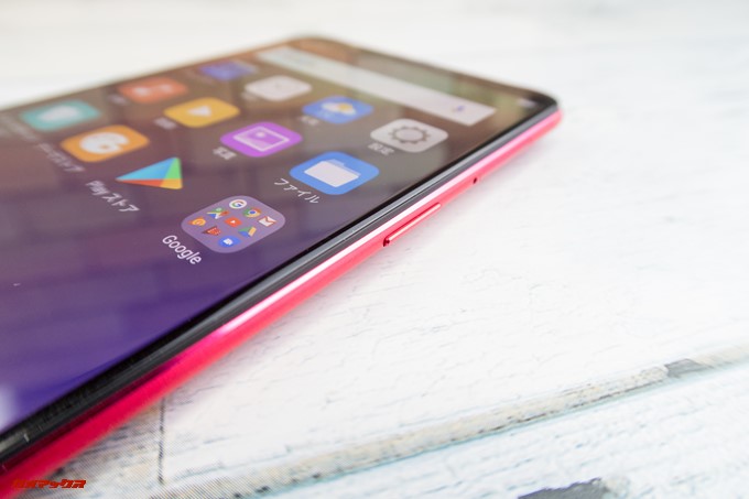OPPO R11sの電源ボタンとSIMスロットは本体の右側面に備わっています。