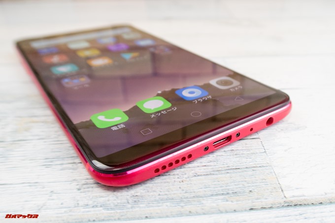 OPPO R11sの下部にはスピーカーとイヤホン端子、MicroUSB端子が備わっています。