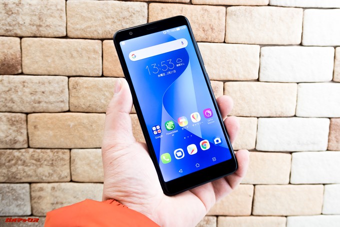 ZenFone Max Plus (M1)は18:9ディスプレイを備えているので横幅がスマートで持ちやすい