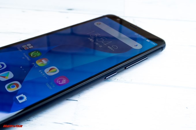 ZenFone Max Plus (M1)のボリュームキーや電源ボタンは画面右側側面に備わっています