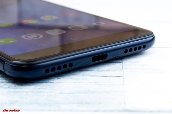 ZenFone Max Plus (M1)の本体下部にはMicroUSB端子とスピーカーが備わっています