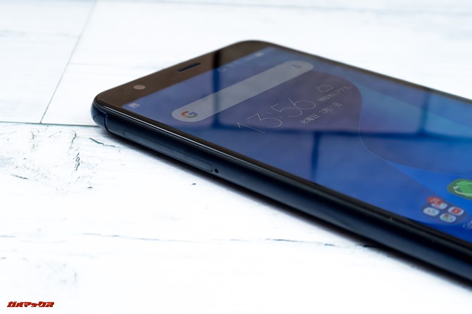 ZenFone Max Plus (M1)の画面左側面にはトリプルスロットが備わっています