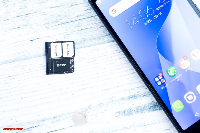 ZenFone Max Plus (M1)は2枚のNanoSIMに1枚のMicroSDが挿入可能です