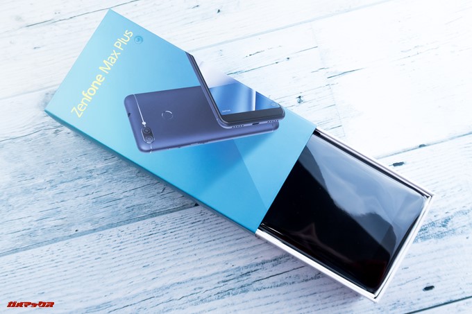 ZenFone Max Plus (M1)の外箱はスライドタイプ。