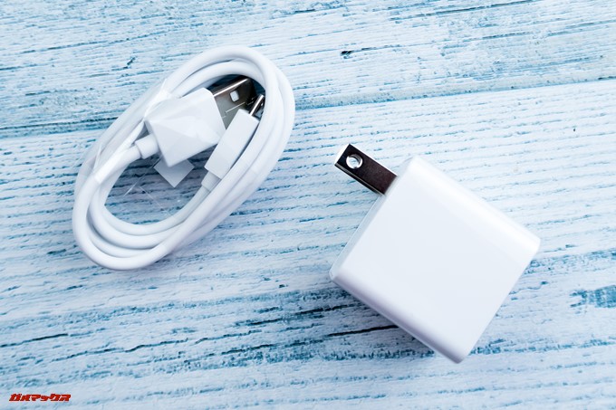 ZenFone Max Plus (M1)には5V2Aの急速充電器が付属しています