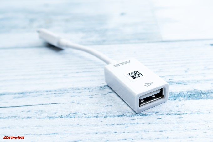 ZenFone Max Plus (M1)に付属のOTGケーブルはUSBが差し込める形状で他の端末を充電するケーブルを接続することが可能です