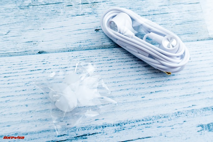 ZenFone Max Plus (M1)にはイヤホンマイクとイヤホンピースが付属。別途購入しなくても付いてきます。