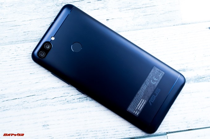 ZenFone Max Plus (M1)の本体背面はメタル素材で高級感が高い印象でした