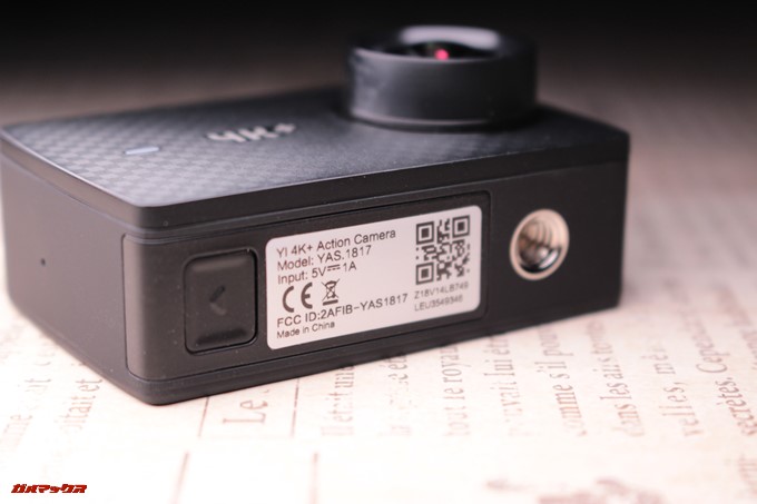 yi 4K+の本体には直接三脚を取り付けられる三脚穴が備わってます