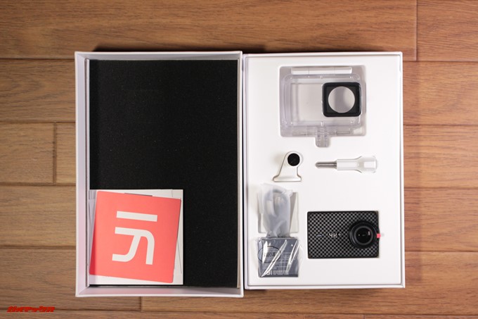 yi 4K+の内箱は製品の形に型どられており運輸時の衝撃から守ってくれます