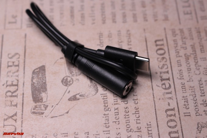 yi 4K+には外部マイク接続用のケーブルが付属しています。音別撮りも可能な仕様です