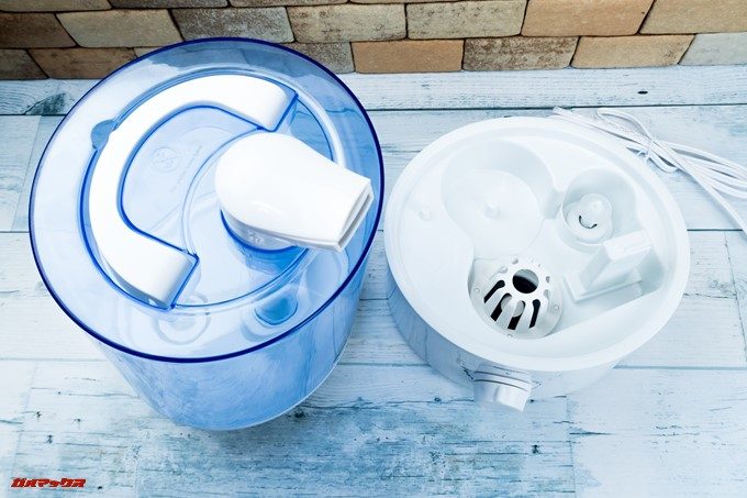 TENKERの加湿器はタンクの取っ手を引っ張るとタンク部分だけ簡単に取り外す事が出来ます。