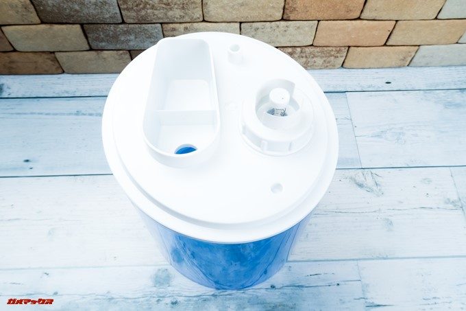 TENKERの加湿器はタンク裏に給水口が備わっています。