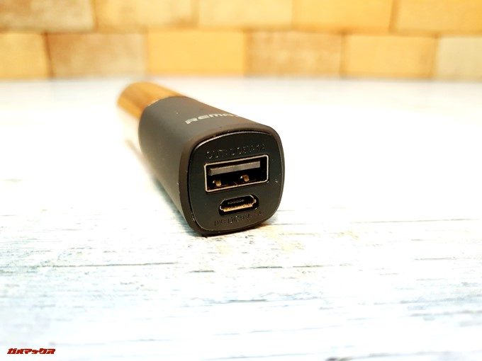 LIP-MAXの底にはスマホを充電するためのUSB-A、LIP-MAX自体を充電するためのMicroUSB端子が備わっています!