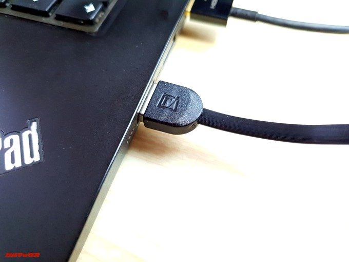 通常のストレートケーブルは挿し込むとケーブルの向き的に邪魔