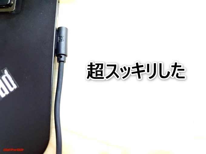 REMAX RAYEN USB-CデータケーブルはL型なので挿し込んでもPC周りが超すっきり