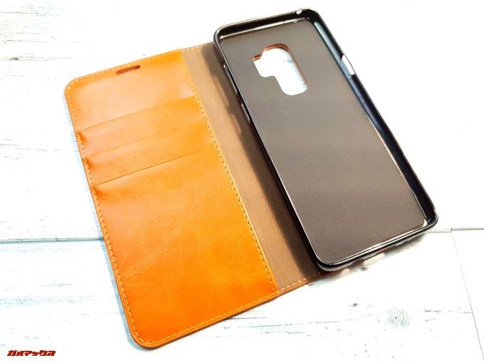 手帳型ケースはカードポケットが3つとカードケース下にもポケットが付いてます