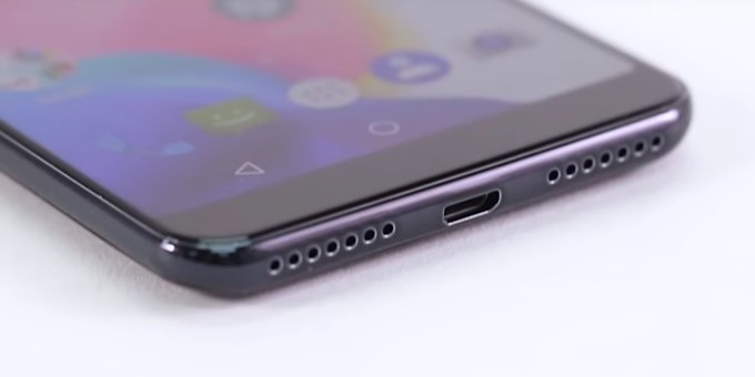 CUBOT X18 Plusの充電端子はMicroUSBを採用しています。