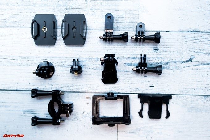 DBPOWER 4K 620Cには非常に多くの取付アタッチメントが付属しています。