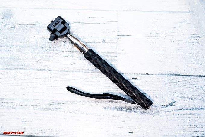 DBPOWER 4K 620Cには自撮り棒も付属しています。