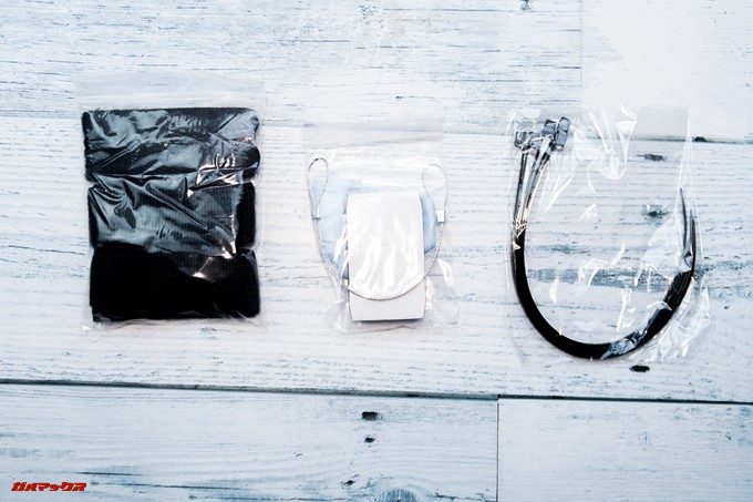 DBPOWER 4K 620Cには補助固定用具やレンズ拭きなども同梱されています。