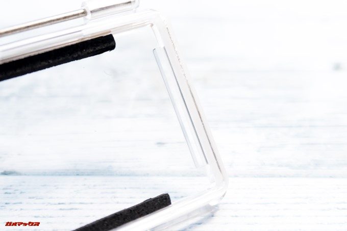 DBPOWER 4K 620Cに入っているバックカバーは両サイドにスリットの入ったタイプで音を拾える使用です。