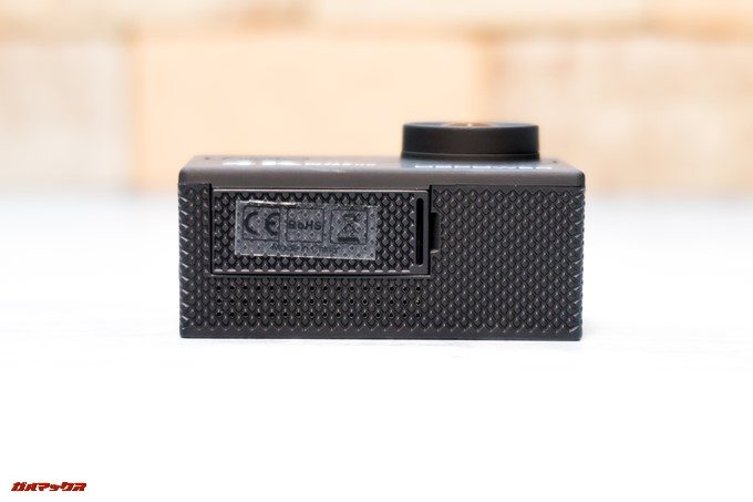 DBPOWER 4K 620Cのバッテリーボックスの蓋は爪を引っ掛けて開くタイプなので少々耐久性に不安が残ります