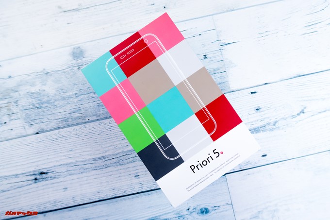 FREETEL Priori 5の外箱はポップでカラフルな可愛らしいデザインでした。