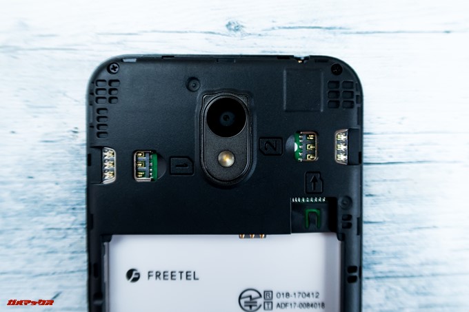 FREETEL Priori 5はバックパネルを開けるとSIMスロットやMicroSDスロットにアクセス出来ます