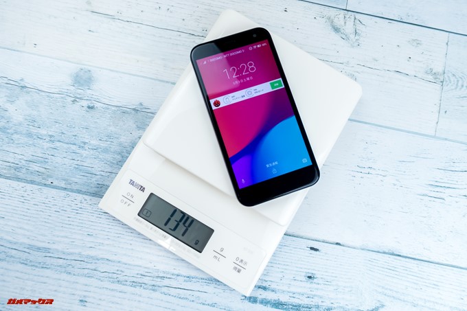 FREETEL Priori 5はバッテリーを取り付けた状態で134g。非常に軽量です。