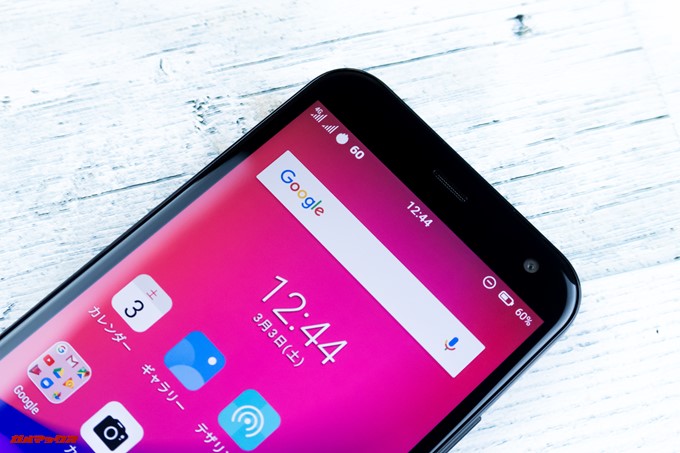 FREETEL Priori 5のディスプレイ上部にはインカメラが備わっています。