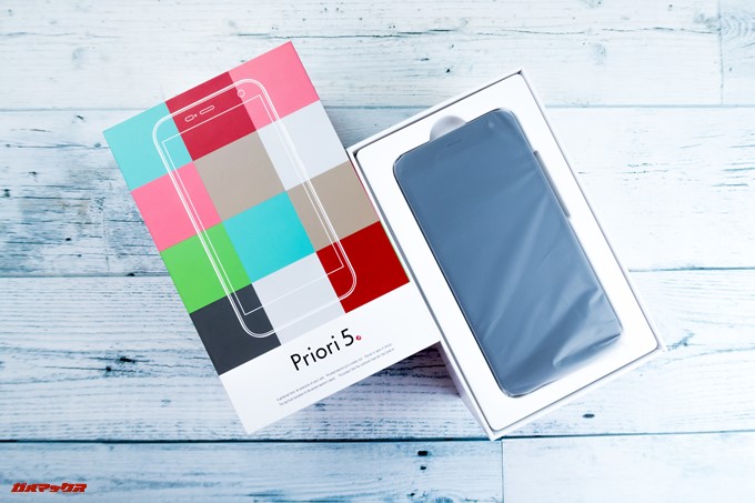 FREETEL Priori 5の箱はお弁当箱タイプなのでうっかり端末を落とさないように注意