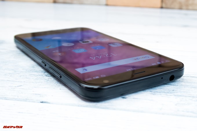 FREETEL Priori 5の本体上部にはイヤホンジャックも備わっているのでお気に入りの有線イヤホンを利用できます。