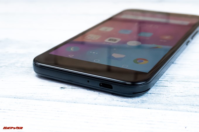 FREETEL Priori 5の本体下部にはMicroUSB端子とバックカバーを開けるための引っ掛けがあります。