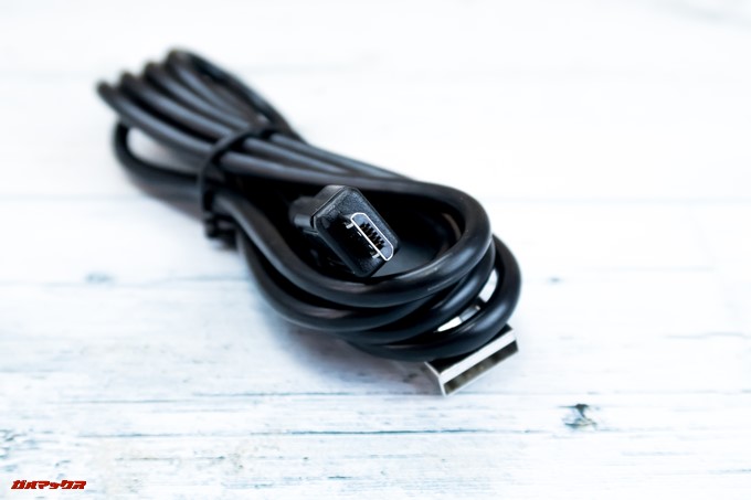 FREETEL Priori 5にはMicroUSBケーブルも付属しています。