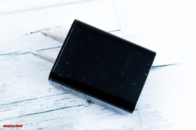 FREETEL Priori 5の充電器はブラックカラー