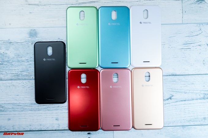FREETEL Priori 5には7色のバックカラーパネルが付属!