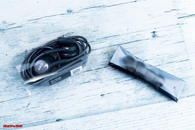 Galaxy S9とGalaxy S9の海外版にはAKGのイヤホンが同梱されてます。イヤーピースも複数入っているので最適なサイズを選べます
