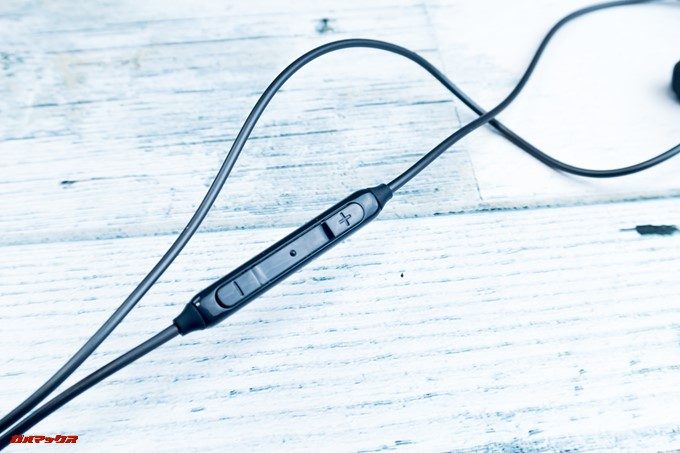 Galaxy S9とGalaxy S9の海外版に付属しているAKGのイヤホンはコントローラー付き。音量調整や通話応答などに利用できます。