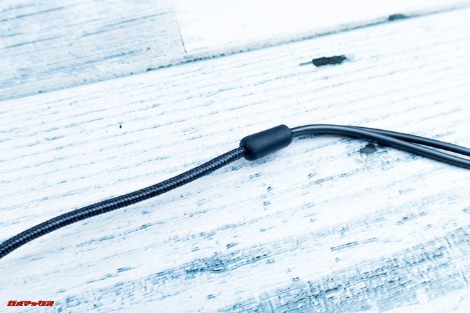 Galaxy S9とGalaxy S9の海外版に付属しているAKGのイヤホンマイクはケーブルが布巻きとなっている高耐久な仕様です。