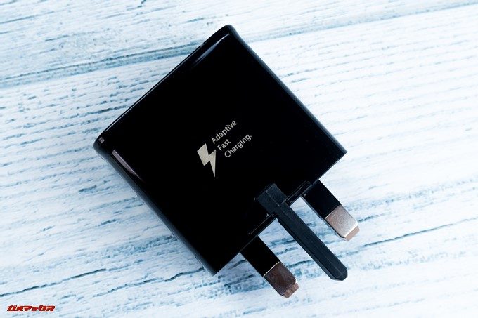 Galaxy S9とGalaxy S9の海外版に付属している充電器は残念ながら日本のコンセントに差し込めない形状です。