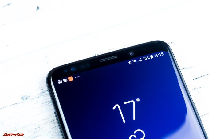 Galaxy S9とS9+は虹彩認証の他、顔認証にも対応したのでディスプレイ上部にこれらのセンサーやカメラが並んでいます。