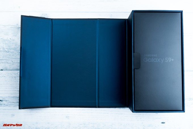Galaxy S9とGalaxy S9の海外版の外箱は扉タイプ。イキナリ本体は出てこないので落下リスクも低いです。